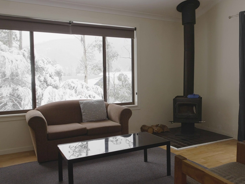 The lounge room of a private cottage at Howmans Gap Alpine Centre.