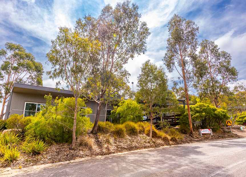 Exterior image of the Lakeview accommodation at Lake Dewar Discovery Camp